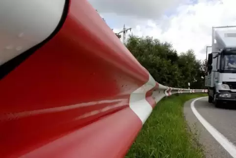 Glimpflich endete ein Unfall mit einem Sattelzug und einem Kleinwagen bei Wörth.  Symboldbild: Linzmeier-Mehn