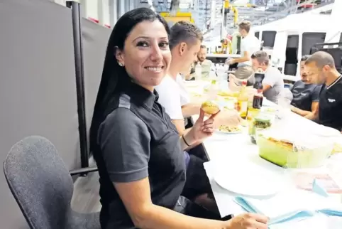 Mittagspause beim Fahrerhaus-Innenausbau am Fließband: Für Zahide Karademir und Kollegen ist das eine komfortable Angelegenheit.