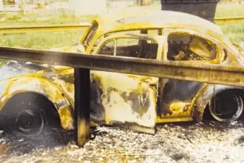 Der VW Käfer, in dem Martin Strebs Freund Elmar Hermes saß, ist total zerschossen und ausgebrannt. Hermes überlebt schwerverletz