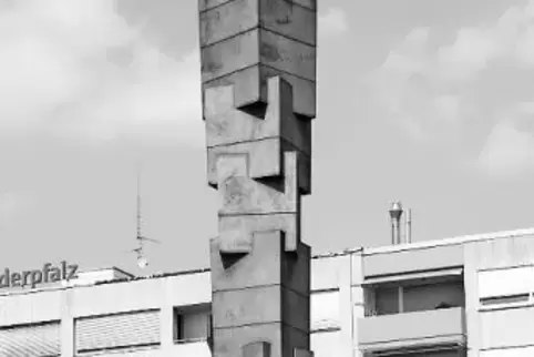„Die Pfalzsäule“ auf dem Theaterplatz: historisches Foto aus „Der heiße Frieden“.