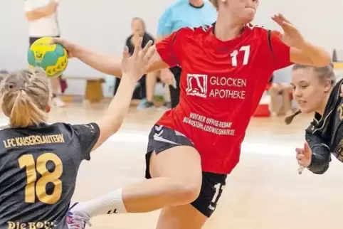 Beim Wurf: Lea Eckrich und die Handball-Damen der TG Waldsee empfangen heute das Team aus Budenheim zum Oberliga-Auftakt.