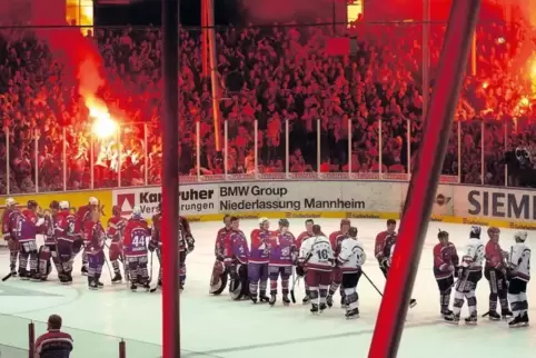 Am 1. Mai 2005 fällt der letzte Vorhang: Die Mannheimer Adler sagen „Tschüss Friedrichspark“ und fliegen Richtung SAP-Arena davo