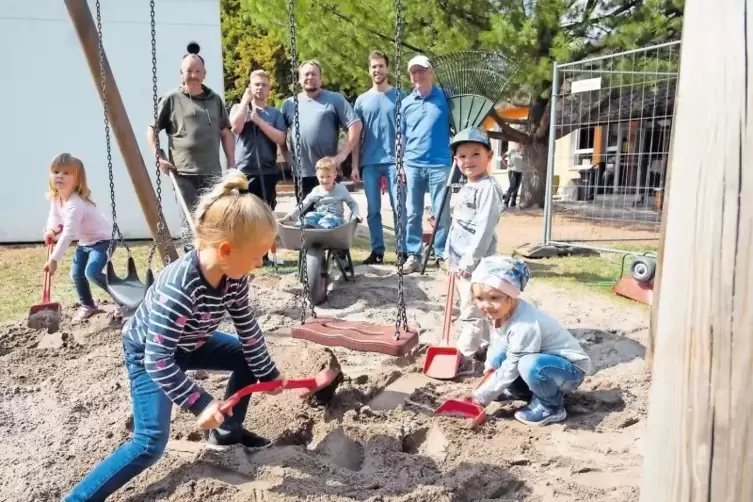 Beim sozialen Tag von SBN Wälzlager arbeiteten Mitarbeiter auch im Außengelände des Kindergartens Schönenberg. Die Kinder unters