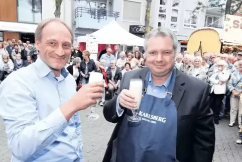 VdS-Vorsitzender Dieter Stephan (links) und Bürgermeister Andreas Poignée stoßen auf das 44. Straßenfest an.