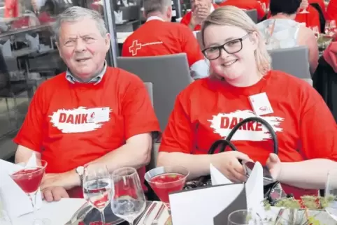 Sogar das Getränk im Restaurant auf dem Berliner Reichstagsgebäude ist rot. Johannes Haus genießt den Ausflug in die Hauptstadt 