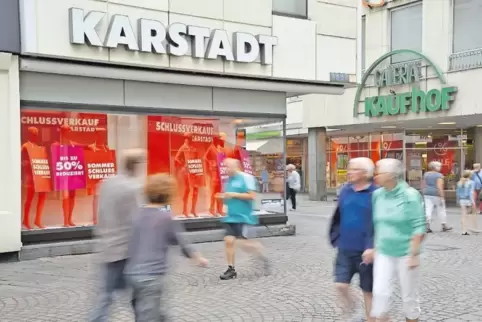 In einigen Städten, wie hier in Trier, stehen Kaufhof- und Karstadt-Filialen in direkter Nachbarschaft.