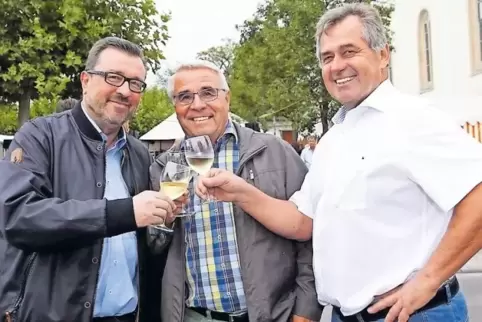 Stößt zum letzten Mal als Ortsbürgermeister auf die Berghäuser Kerwe an: Manfred Scharfenberger (links), daneben Albert Zimpelma