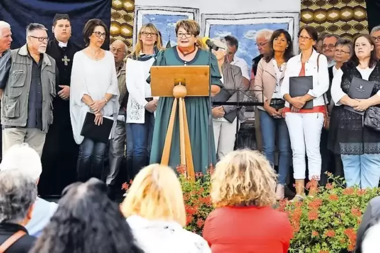 H&auml;lt zum letzten Mal als Ortsb&uuml;rgermeisterin ihre Er&ouml;ffnungsrede beim Dorffest: Friederike Ebli.