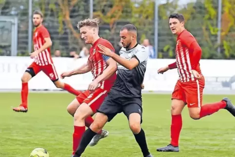 In der ersten Hälfte ließ Maxdorf den Ruchheimern wenig Spielraum. Hier stört ASV-Kapitän Felix Sembritzki (links) Mahmud Harb.