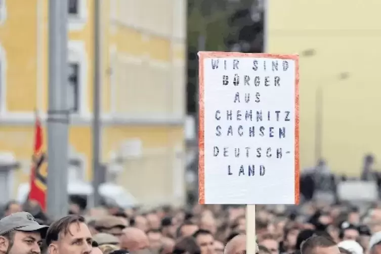 Demonstranten bei einer Kundgebung der Bewegung Pro Chemnitz.