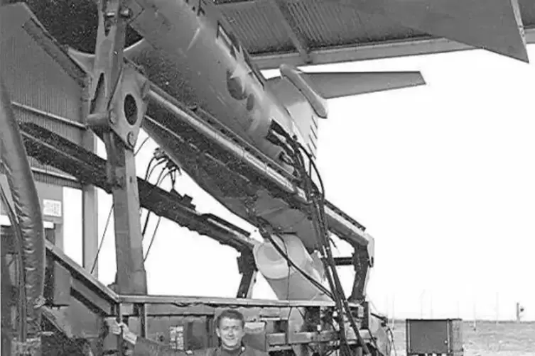 Robert Bolton unter einer Mace A Missile im Sommer 1965 in Gr&uuml;nstadt. &Uuml;brigens: Pershing-II-Mittelstreckenraketen, deren Station