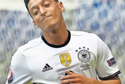 Mesut Özil, 2014 Fußball-Weltmeister mit Deutschland, im Trikot der Nationalmannschaft. Nach einem Fototermin mit dem türkischen