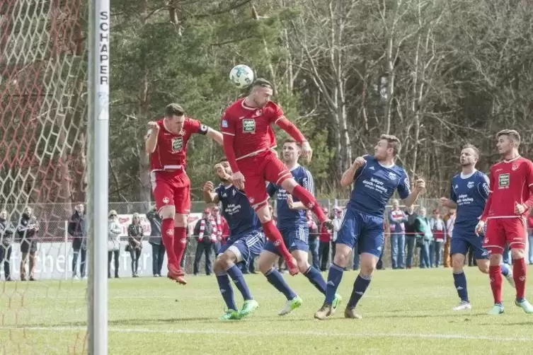 Debüt für die FCK-Profis in der Dritten Liga: Innenverteidiger Lukas Gottwalt (hier in der Mitte für das Oberliga-Team FCK II am