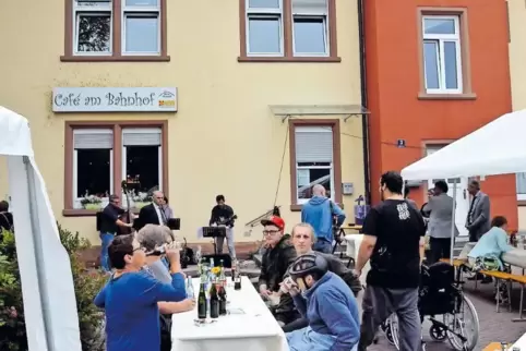Ein Treffpunkt ist seit zehn Jahren das Mehrgenerationenhaus mit angeschlossenem Café am Bahnhof.