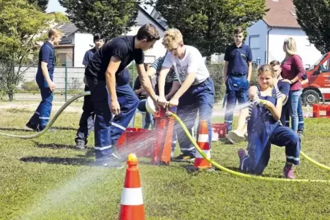 Maximiliansau Feuerwehrrallye: Zielschießen mit dem Schlauch. Mit Wasser müssen Tischtennisbälle getroffen werden. Im Bild die J