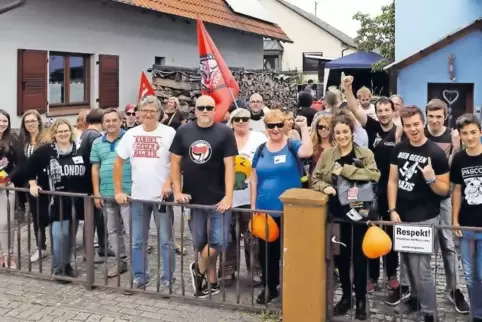 Geburtstagsparty bei Kathrin Fuchs in der Siedlung in Kandel – mit einem deutlichen Statement gegen den politischen Rechtsruck.