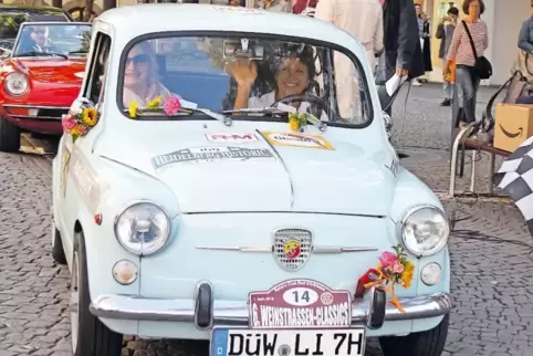 Blickfang: der Fiat 850 mit Petra Gunst (am Steuer) und Beifahrerin Antje Neubauer.