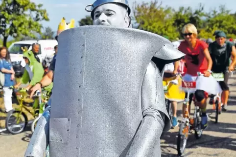 Mit Klapprad und Geklapper: An den Zinnmann aus dem Musical „Der Zauberer von Oz“ erinnerte dieser Teilnehmer.
