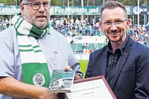 Von „Hom-Buch“-Organisator Ulrich Burger (rechts) mit dem Autorenpreis ausgezeichnet: Roland Röder.