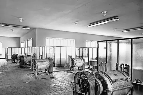 Waschsaal in der Ebertsiedlung mit sieben Waschmaschinen, drei Zentrifugen und drei Kochfässern aus dem Jahr 1928.