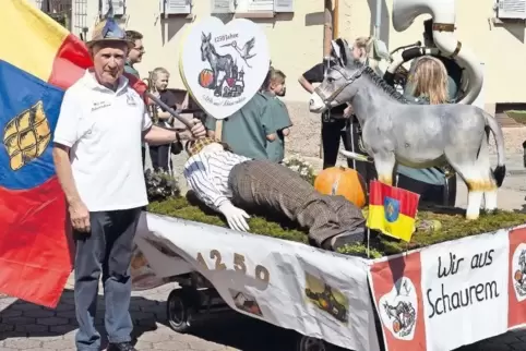 Der Motivwagen der Gruppe „Wir aus Schauernheim“ mit Gruppenmitglied Lothar Distler.