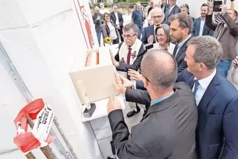 Der Grundstein wird in seine Nische geschoben. Ende 2019 soll das Altenzentrum fertig sein und 84 Senioren ein neues Zuhause bie