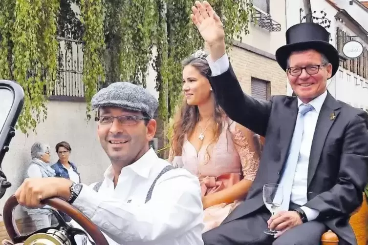Fuhren im Oldtimer vor: Weinprinzessin Tamara Fr&auml;nzle (hinten) und Verbandsgemeinde-B&uuml;rgermeister Peter Lubenau.