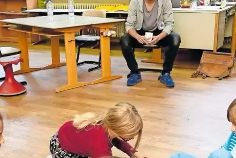 Hüpfen, pfeifen, Schuhe schnappen: Der pädagogische Mitarbeiter Benjamin Grau trifft sich zwei Mal in der Woche mit einer kleine