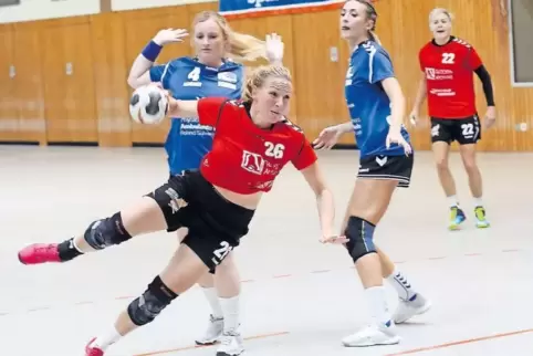 Peilt die Bude an: Daniela Rößler von der TG Waldsee (am Ball) gegen Budenheim.