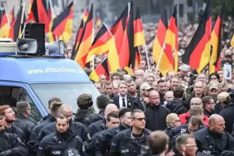 Demonstration von Rechtsextremen in Chemnitz - In der Bildmitte sind der Thüringer AfD-Fraktionsvorsitzende Björn Höcke und Pegi