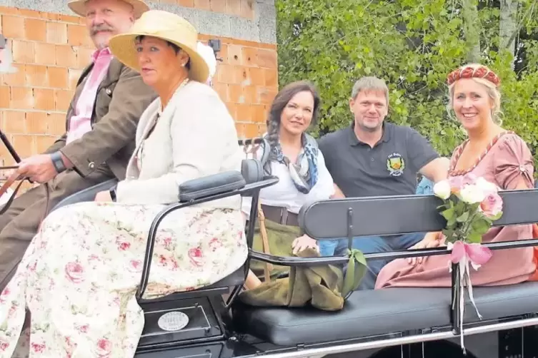Auf der &bdquo;Promi&ldquo;-Kutsche: Landr&auml;tin Susanne Ganster (rechts) mit B&uuml;rgermeisterin Silvia Seebach und Ortschef Steffen Schwarz.