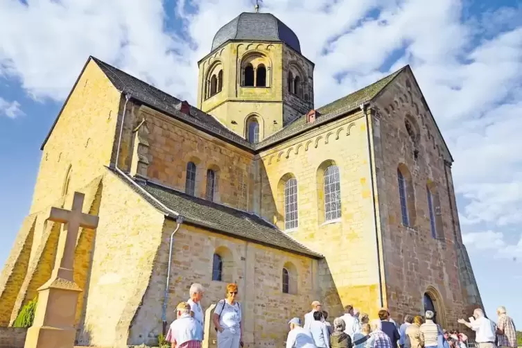 Offenbarung in einem kleinen Hunsrück-Dorf: die unvollendet gebliebene und dennoch imposante Kirche, die als einziges Bauwerk de