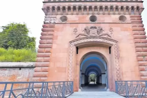 Wahrzeichen der Stadt und Sitz der Tourismusinformation der Stadt Germersheim: das Weißenburger Tor. Hier starten auch die Stadt