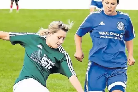Treffsicher: Ex-Bundesligaspielerin Nadine Fols (rechts), hier von Anika Stibitz attackiert, erzielte alle vier Tore für Helters