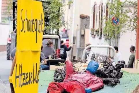 Die einzig wahre Lösung angesichts der jüngsten Hitzewelle: Die Erfrischung an der Schorlequelle – das meinen zumindest die Schö
