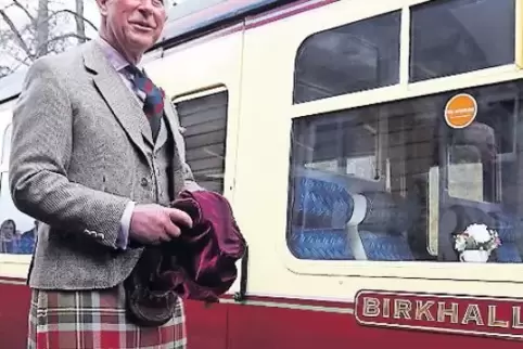 Echter Adeliger im Schottenrock: Großbritanniens Thronfolger Prinz Charles besucht in Banchory die Royal Deeside Railway.