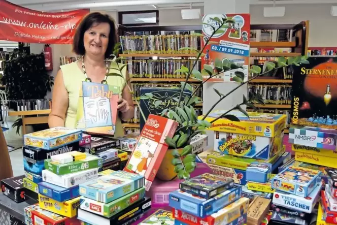 Große Auswahl: In der Stadtbücherei Ramstein-Miesenbach können Besucher bei Karin Leiner und ihren Kolleginnen nicht nur Bücher, Große Auswahl: In der Stadtbücherei Ramstein-Miesenbach können Besucher bei Karin Leiner und ihren Kolleginnen nicht nur Bücher,