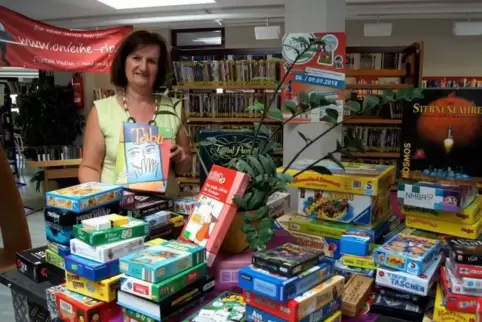 Große Auswahl: In der Stadtbücherei Ramstein können Besucher bei Karin Leiner und ihren Kolleginnen nicht nur Bücher, sondern au