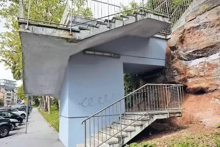 Bislang keine Sch&ouml;nheit: der Aufgang in der Sch&auml;ferstra&szlig;e.