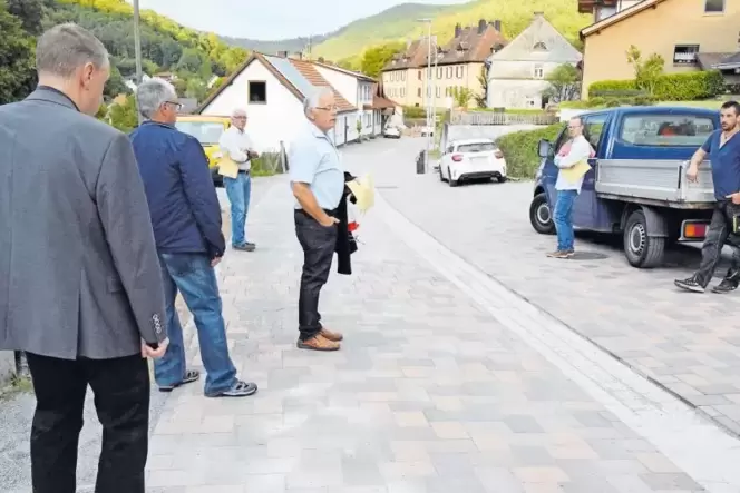 Der Gemeinderat vor Ort in der Wengelsbacher Straße: Ortsbürgermeister Rudolf van Venrooy (Bildmitte) erläutert die Bautätigkeit Der Gemeinderat vor Ort in der Wengelsbacher Straße: Ortsbürgermeister Rudolf van Venrooy (Bildmitte) erläutert die Bautätigkeit