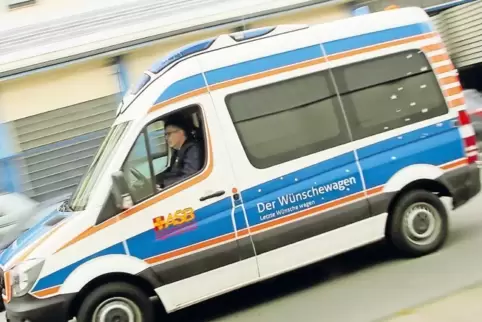Der einem Rettungswagen ähnliche Wünschewagen des ASB bringt Sterbenskranke und ihre Angehörigen an für sie bedeutsame Orte.