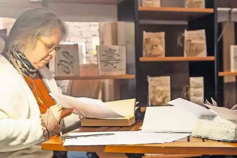 Claudia Bumke erschafft Kunstwerke aus Büchern durch Schneiden und Falten.