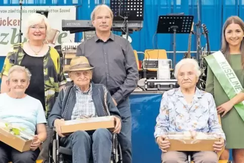 Emilie und Günther Göhlich (Vorne von links) sind das älteste Ehepaar, das die Kuseler Herbstmesse besuchte. Günther Göhlich (91