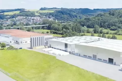 Der Lauterecker Bito-Standort aus der Vogelperspektive: rechts die neue Werkshalle für Kunststoffbehälter-Produktion.