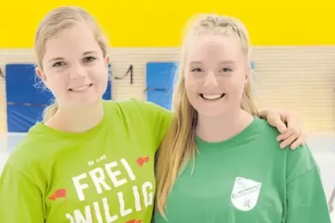 Annika Hörl (links) hat ihr Freiwilliges Soziales Jahr beendet und ihre Nachfolgerin Helena Vlad eingearbeitet, die sich schon s