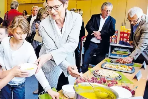 Schulleiterin Cornelia Burkert-Schmitz setzt in Kaiserslautern auf gesundes Essen mit Obst und Gemüse.