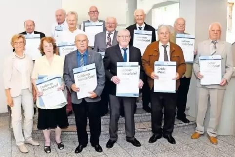 Bei der Verleihung des Goldenen Meisterbriefs durch Präsidentin Brigitte Mannert: hinten von links Otto Hartmann, Otto Andelfing