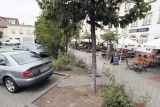 Der Weißquartierplatz heute bietet 120 Stellplätze, aber wenig Aufenthaltsqualität, abgesehen von den Freisitzen der Gastronomie