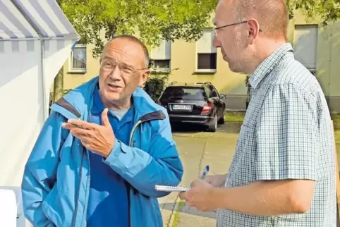 Gerhard Bayer (links) appelliert im Gespräch mit Redakteur Axel Nickel an die Bürger, mehr auf Sauberkeit zu achten.