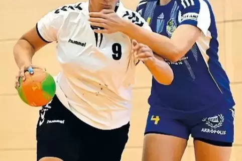 SC-Spielerin Maria DIemer (links) versucht, sich gegen Jessica Glaser durchzusetzen.